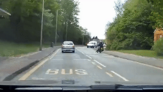 Ten trom moto di nguoc chieu tren via he truot dai truoc dau oto hinh anh