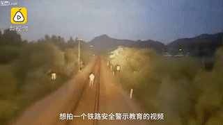 Nguoi dan ong mai coi dien thoai bi tau lua dam hinh anh