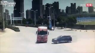 Oto chay toc do cao dam nat dau xe container hinh anh