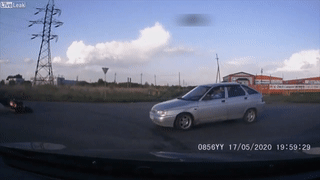 Moto dam vao dau oto, tai xe truot dai tren duong hinh anh