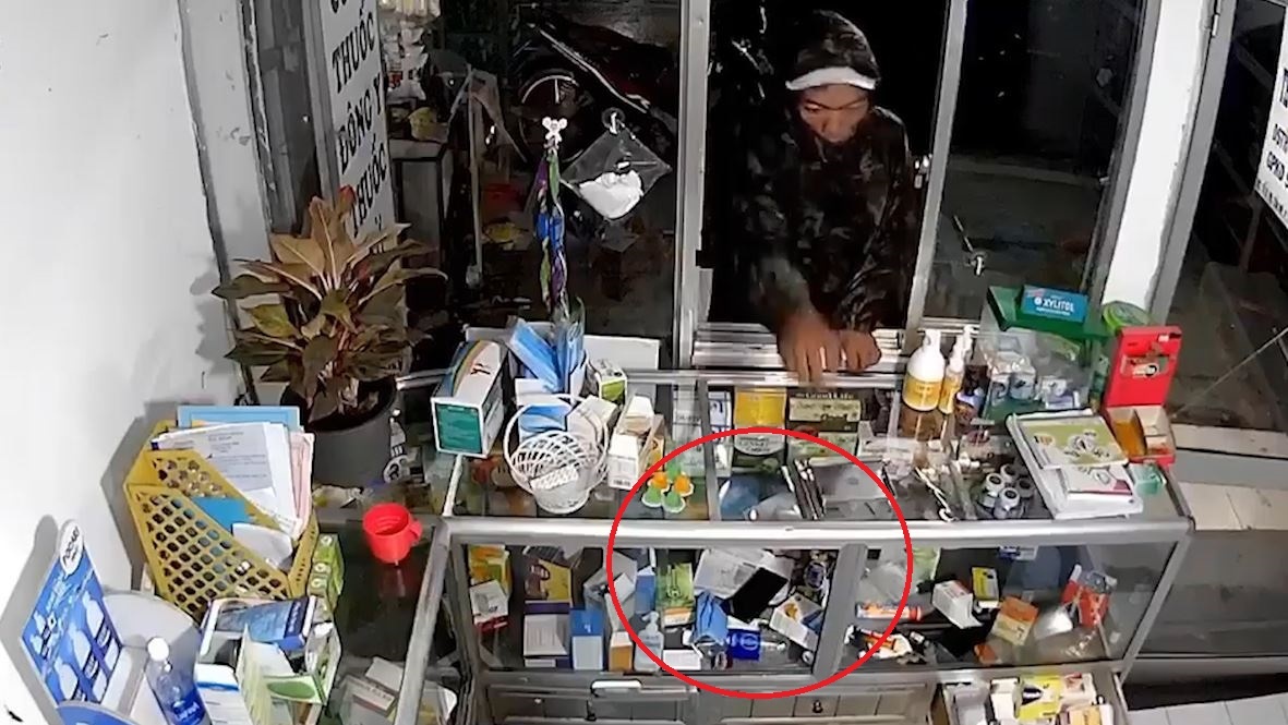 Gia vo di mua thuoc, nguoi dan ong lay trom dien thoai cua nhan vien hinh anh