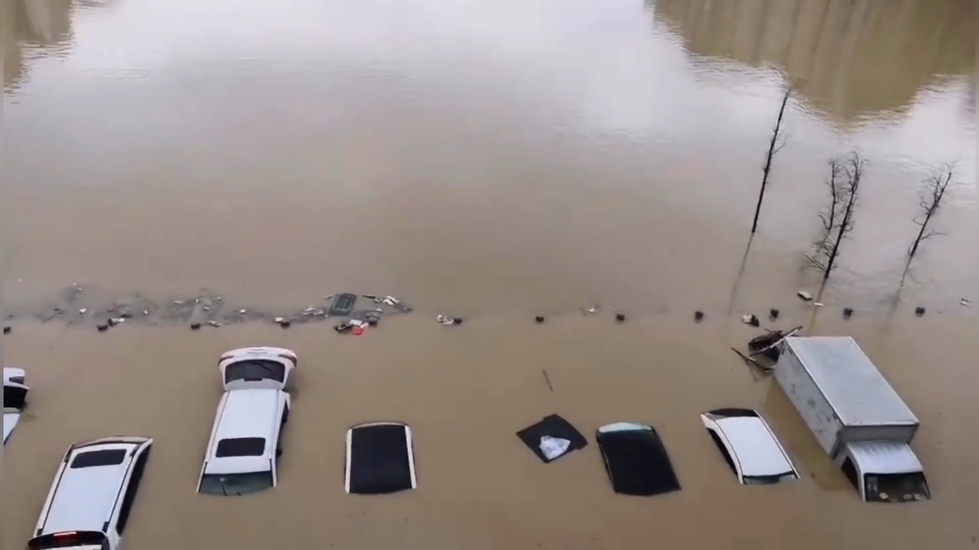 Mua lon gay ngap lut, cuon troi nhieu oto tai Trung Quoc hinh anh