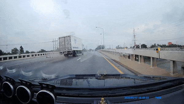 Xe tai dam vao thanh cau gay tai nan cho xe di sau hinh anh