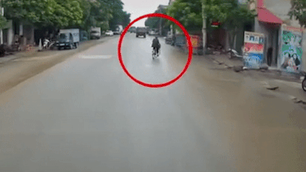 Tai xe danh lai tranh xe dap nga giua duong hinh anh