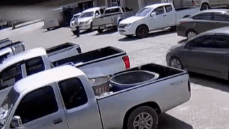 Oto di giat lui roi lao vao hang loat xe dang do ben duong hinh anh