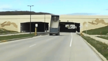 Tai xe quen ha thung khien xe tai va cham voi cay cau hinh anh