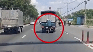 Bam vao cua sau xe tai, nam thanh nien nga lan xuong duong hinh anh