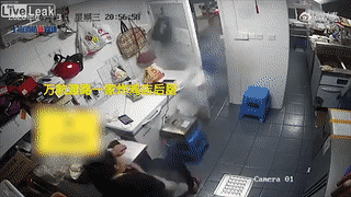 Pin xe dien phat no khi dang sac trong bep hinh anh