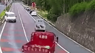 Nhieu oto mat lai tai cung mot khuc cua gay tai nan lien hoan hinh anh