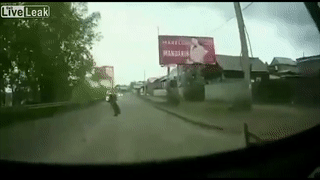 Nguoi dan ong say xin di xe dap dam vao dau oto hinh anh