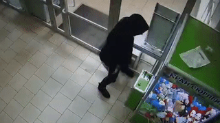 Nguoi dan ong dap vo may gap thu, lay do tang ban gai hinh anh