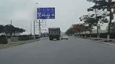 Oto bi xe ben dam xoay nguoc ve sau hinh anh