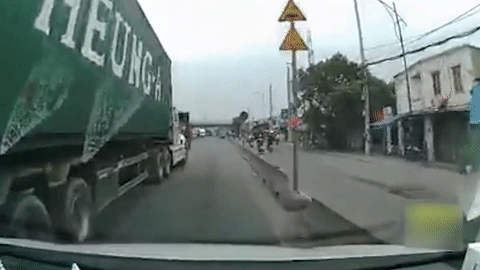 Xe container dot ngot chuyen lan suyt gay tai nan hinh anh