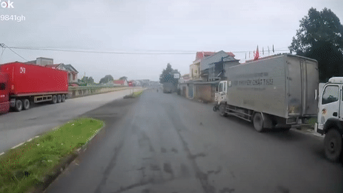 Xe container lao sang lan duong nguoc chieu tranh xe dap dien hinh anh