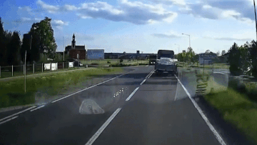 Oto phong nhanh qua giao lo huc vang xe tai hinh anh