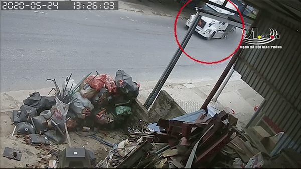 Xe container lat nhao khi om cua o Yen Bai hinh anh