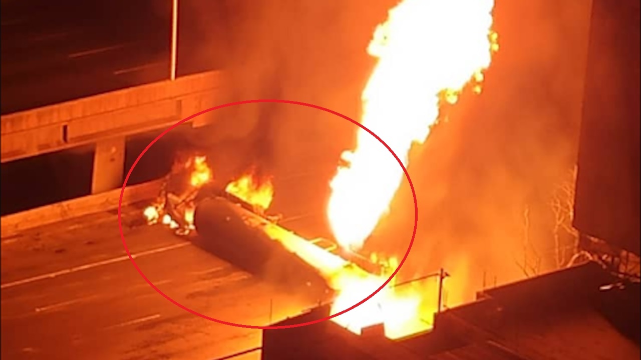 Lat xe cho nhien lieu gay chay lon o Venezuela hinh anh