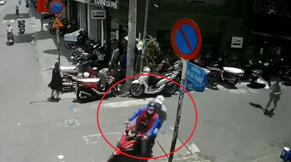 Nguoi phu nu o TP.HCM duoi theo ten cuop nga song soai tren duong hinh anh