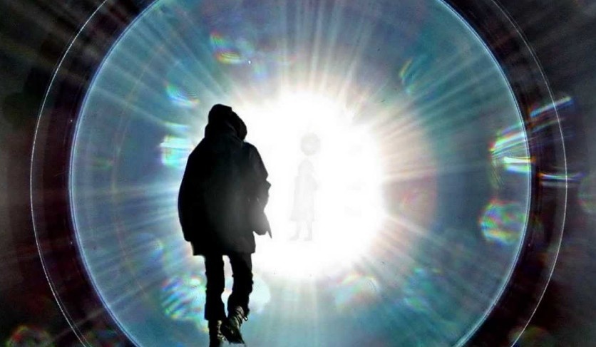 Khi ban buoc vao vu tru song song hinh anh