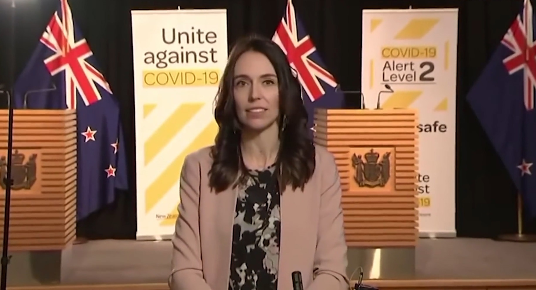 Phan ung cua Thu tuong New Zealand khi co dong dat giua cuoc phong van hinh anh