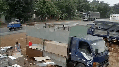 Xe ba gac lan lan lao thang vao dau oto tai hinh anh