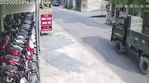 Tai xe xe may tu nga xuong duong gay tai nan lien hoan hinh anh