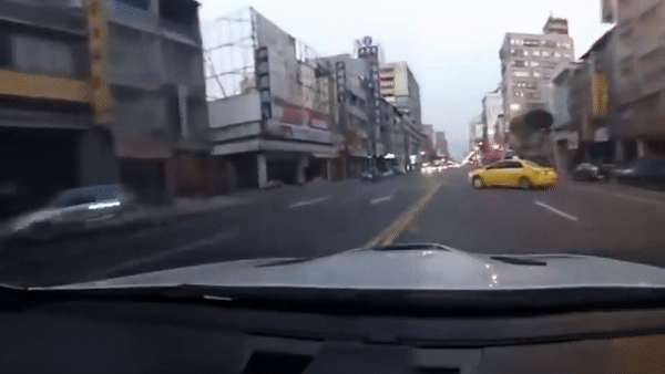 Tai xe oto phong toc do 103 km/h tren pho dam vao xe taxi hinh anh