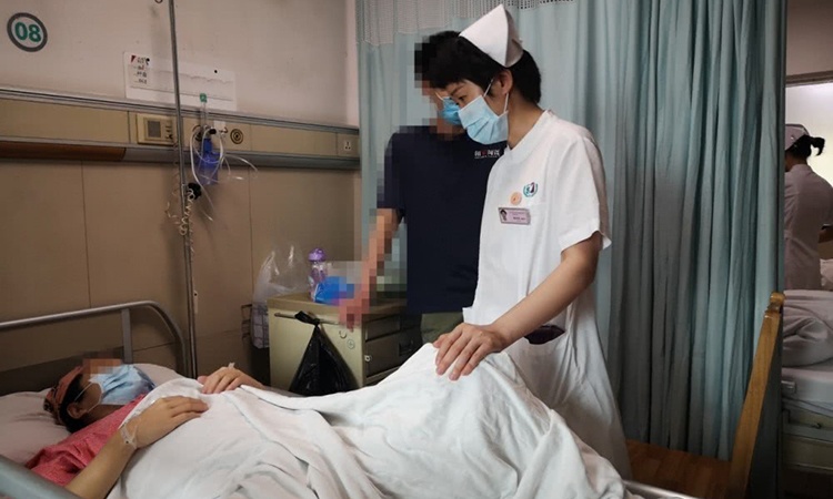 Nguoi phu nu sinh hai con cach nhau 24 ngay hinh anh