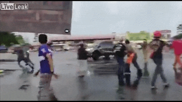 Tai xe lai xe ban tai tan cong nguoi khac o Thai Lan hinh anh