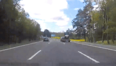 Oto keo ro mooc bat ngo mat lai gay tai nan cho xe khac hinh anh