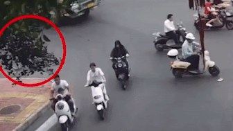 Cu ong song sot sau khi xe tai chen qua nguoi hinh anh