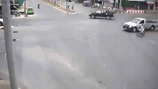 Xe may vuot den do lao thang vao xe ban tai hinh anh