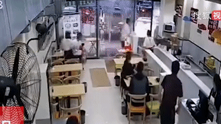 Tai xe dap nham chan ga, oto lao thang vao quan an hinh anh