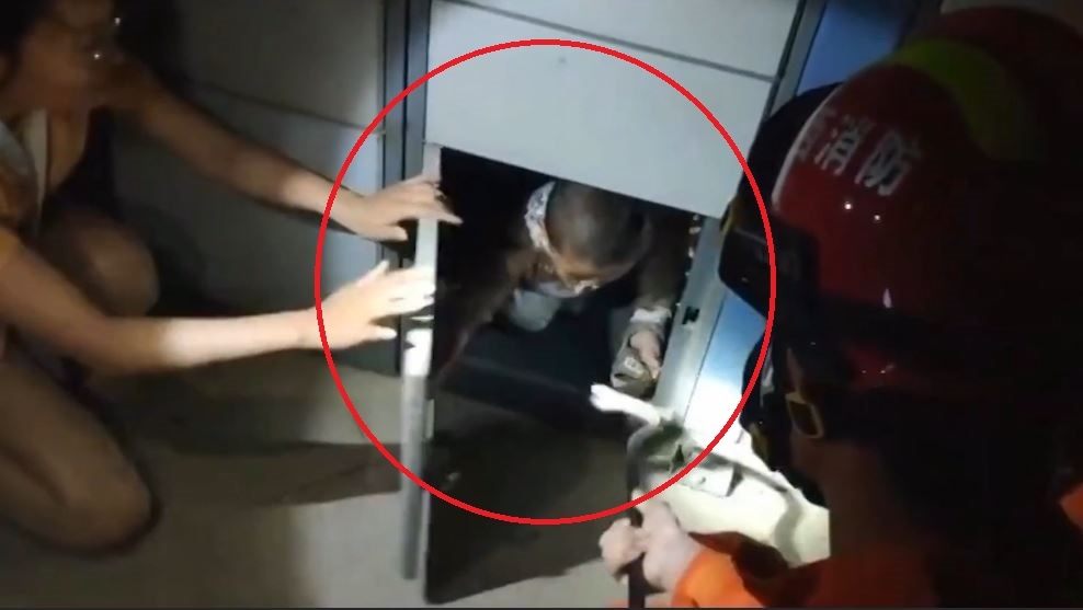 Linh cuu hoa giai cuu em be bi ket trong tu khoa hinh anh