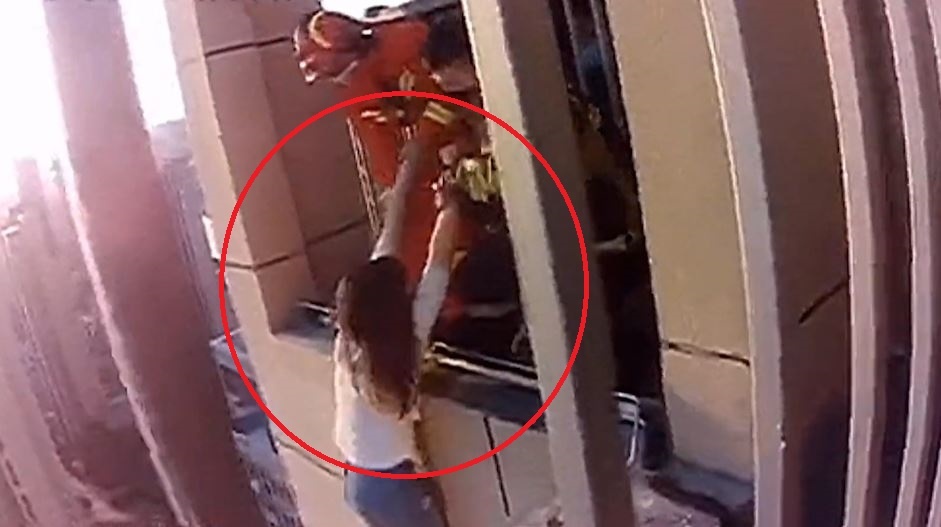 Doi cuu hoa giai cuu co gai treo lo lung tren tang 32 cua toa nha hinh anh