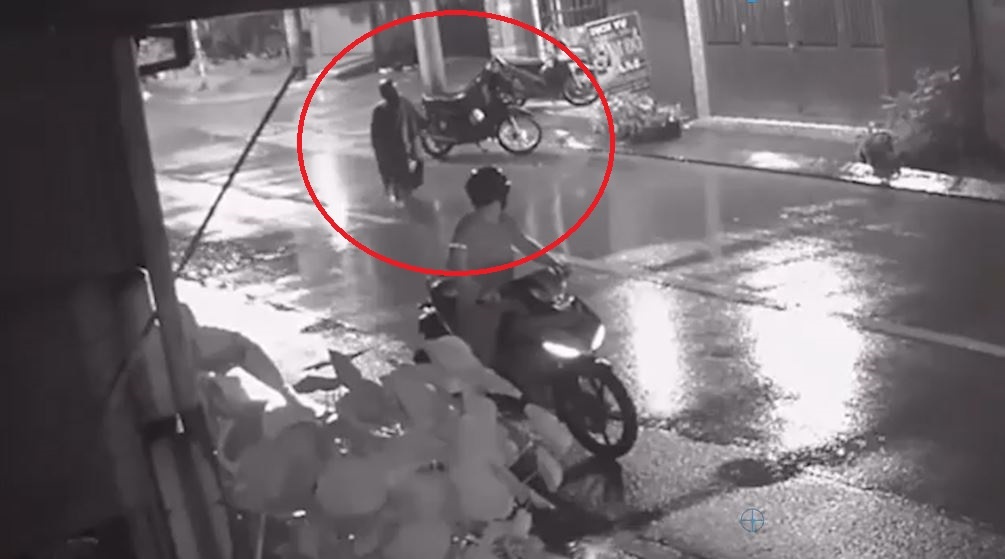 Ke gian be khoa trom xe may giua luc troi mua o TP.HCM hinh anh