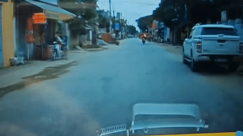 Be gai lao ra duong suyt bi oto tong hinh anh