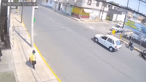 Va than xe vao cot dien, oto bi gap doi hinh anh