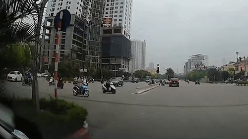 Xe may sang duong au suyt bi oto dam hinh anh