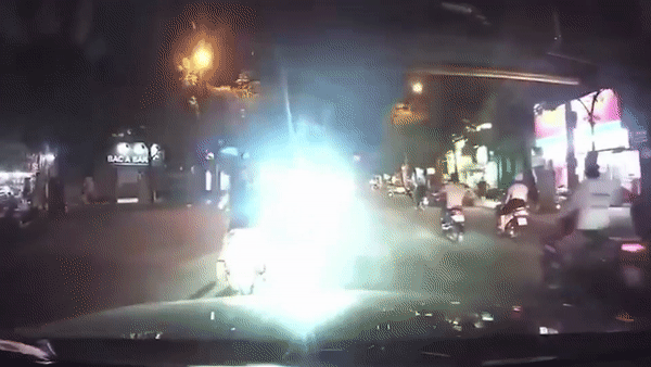 Xe may lien tuc roi, nhay den pha vao oto hinh anh