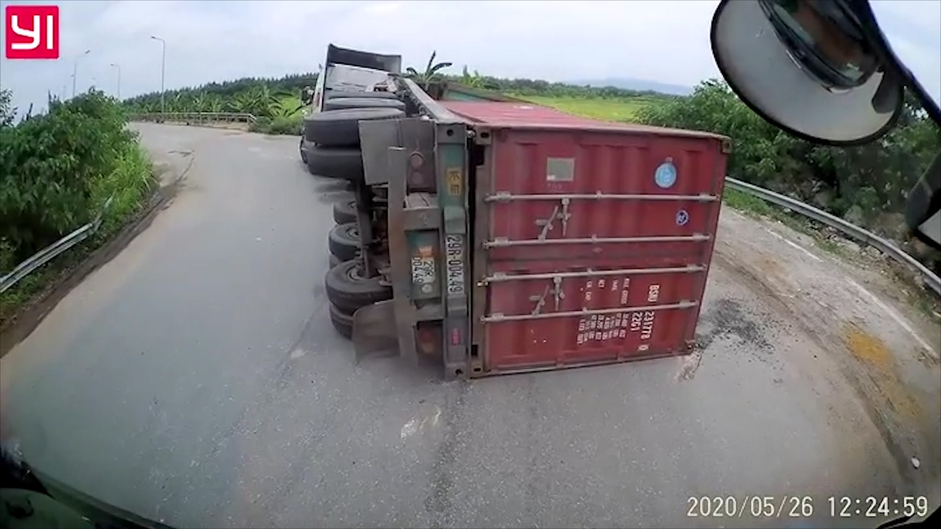 Xe container bi lat khi om cua hinh anh