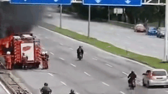 Va cham giua 2 oto vi tai xe mai nhin vu chay o ven duong hinh anh