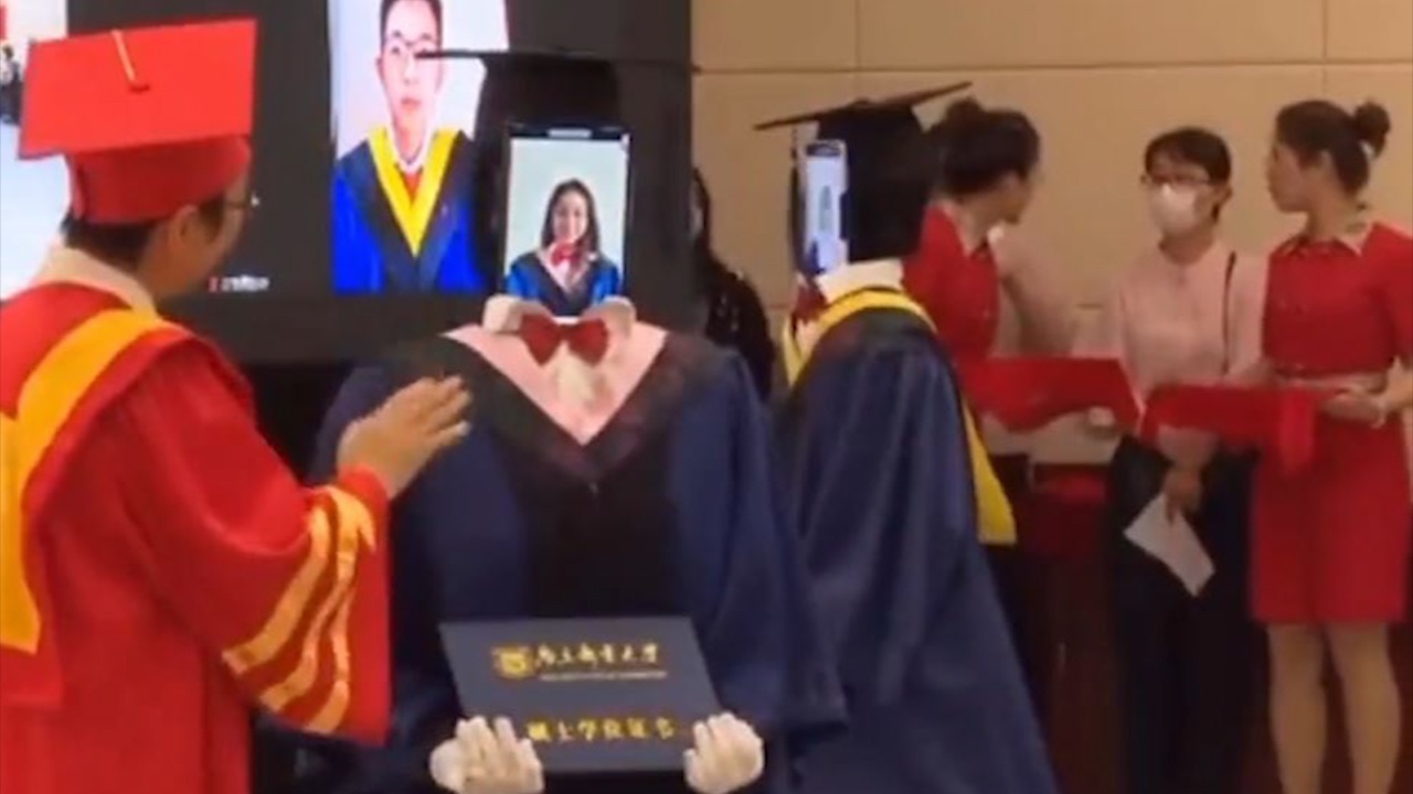 Hoc sinh Trung Quoc du le tot nghiep tai nha, nho robot nhan thay hinh anh