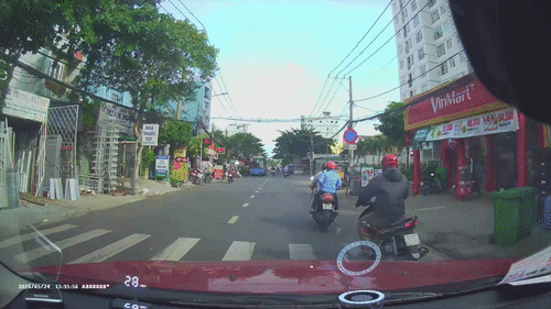 Xe may phanh gap tranh xe khac, nga truoc dau oto hinh anh