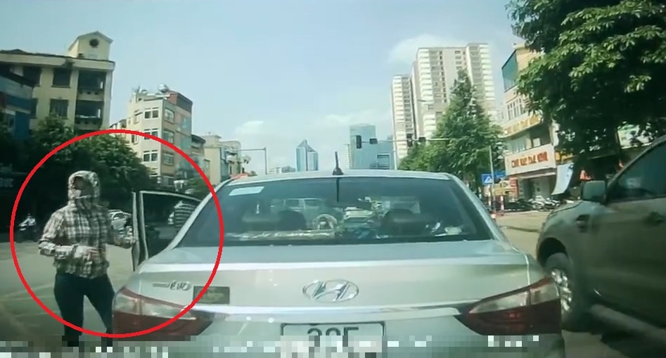 Sau va cham, nu tai xe quen phanh lam oto troi lui vao xe khac hinh anh