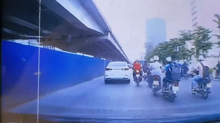 Xe may tat dau xe cung chieu gay tai nan lien hoan hinh anh