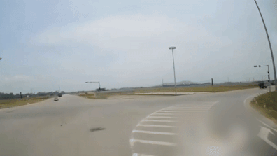 Xe tai bi tong lat nghieng vi phong au vuot den do hinh anh