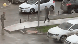 Mai nha bi gio lon cuon, quat nga nguoi di duong hinh anh