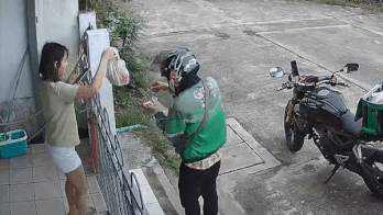 Tai nghe mac vao tuong rao, co gai nga nhao khi dang nhan hang hinh anh