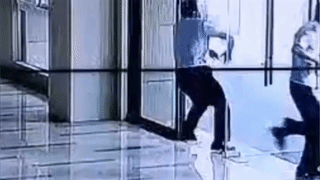 Linh cuu hoa voi vang ra xe dam sam vao cua kinh hinh anh